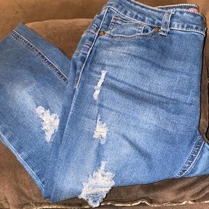 Wax Jean, butt lifting Juniors/women’s blue jean capris. Size 7.